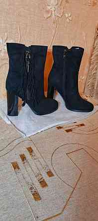 Продаю новые замшевые сапожки (ботильоны с бахромой) черного цвета на каблуке. Донецк