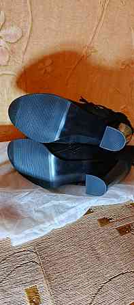 Продаю новые замшевые сапожки (ботильоны с бахромой) черного цвета на каблуке. Донецк