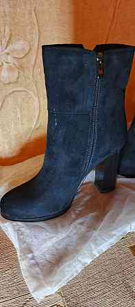 Продаю новые замшевые сапожки (ботильоны с бахромой) черного цвета на каблуке. Донецк