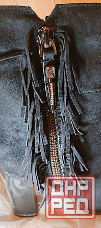 Продаю новые замшевые сапожки (ботильоны с бахромой) черного цвета на каблуке. Донецк - изображение 4