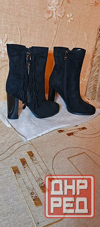 Продаю новые замшевые сапожки (ботильоны с бахромой) черного цвета на каблуке. Донецк - изображение 2