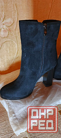 Продаю новые замшевые сапожки (ботильоны с бахромой) черного цвета на каблуке. Донецк - изображение 3