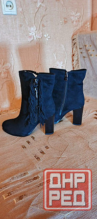 Продаю новые замшевые сапожки (ботильоны с бахромой) черного цвета на каблуке. Донецк - изображение 8