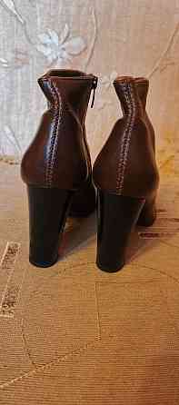 Продаю новые ботильоны (полусапожки) на каблуке, натуральная кожа, коричневые Донецк
