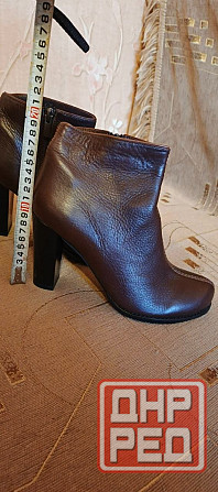 Продаю новые ботильоны (полусапожки) на каблуке, натуральная кожа, коричневые Донецк - изображение 1