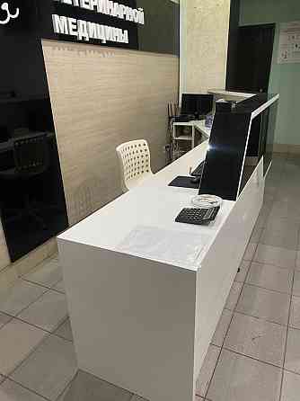 Стойка ресепшен с панелью на стене Донецк