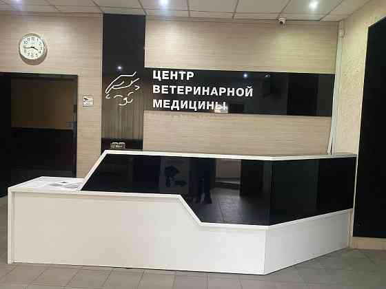 Стойка ресепшен с панелью на стене Донецк