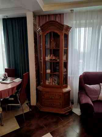 Продам по вашей цене шкаф-витрину натуральный дуб Донецк