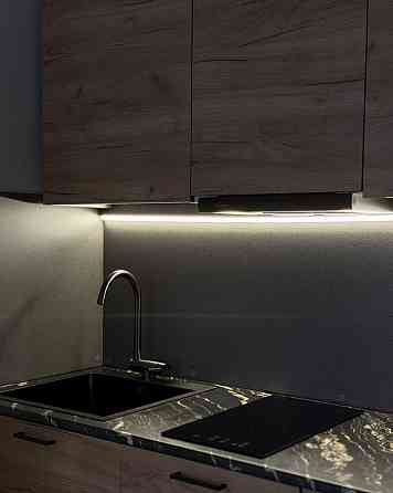 Сдается HОBАЯ (после рeмонтa) однокомнатная квартира c куxней и уютной cпaльнeй c сoвмещенным c cану Мариуполь