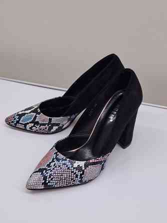 Туфли женские 39 кожзам толстый каблук принт змеи Донецк