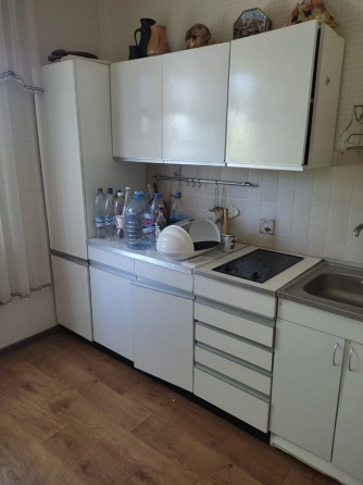 продам большую 2-комн. квартиру на Ревякина, рядом Текстильщик Донецк