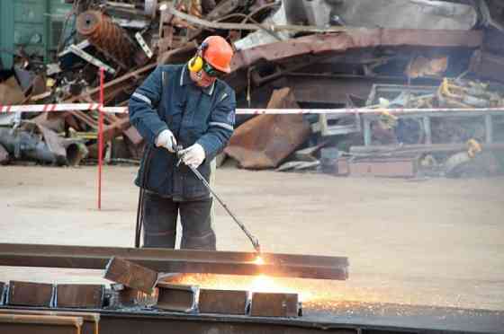 Требуются: токарь, фрезеровщик, плавильщик (сталевар), резчик, слесарь, грузчик, электрик, термист, Донецк