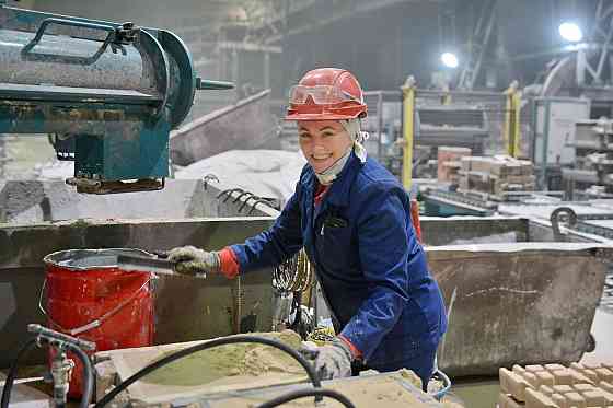 Требуются: токарь, фрезеровщик, плавильщик (сталевар), резчик, слесарь, грузчик, электрик, термист, Донецк