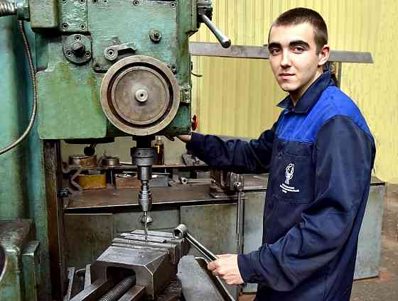 Требуются: токарь, фрезеровщик, плавильщик (сталевар), резчик, слесарь, грузчик, электрик, термист, Донецк