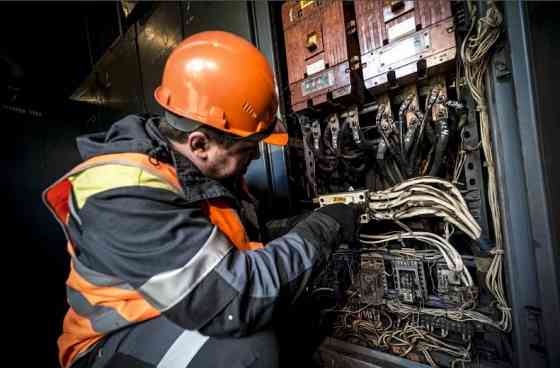 Требуются: токарь, фрезеровщик, плавильщик (сталевар), резчик, слесарь, грузчик, электрик, термист, Донецк