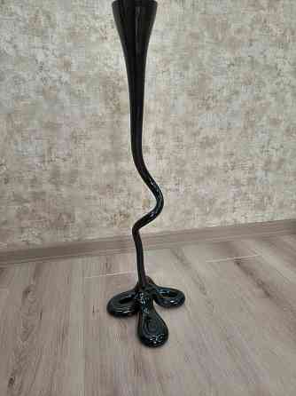 Ваза стеклянная напольная гнутая. Цена снижена Донецк