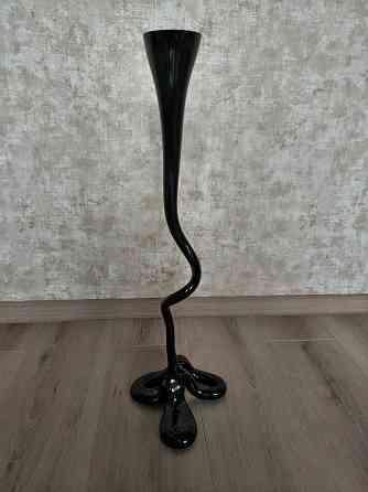 Ваза стеклянная напольная гнутая. Цена снижена Донецк