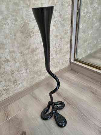 Ваза стеклянная напольная гнутая. Цена снижена Донецк