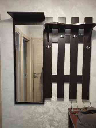 Продам вешалку и зеркало б.у. в хорошем состоянии.5000 руб Донецк