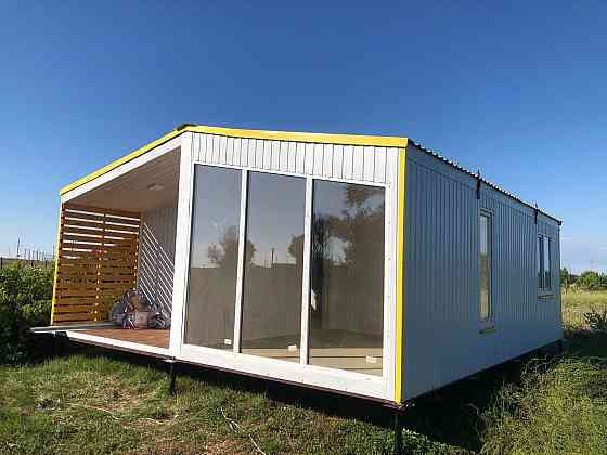 Дачный дом белый с желыми ставками 7х6х2.9 Донецк