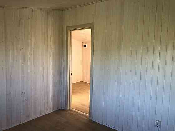 Дачный дом белый с желыми ставками 7х6х2.9 Донецк