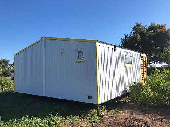 Дачный дом белый с желыми ставками 7х6х2.9 Донецк