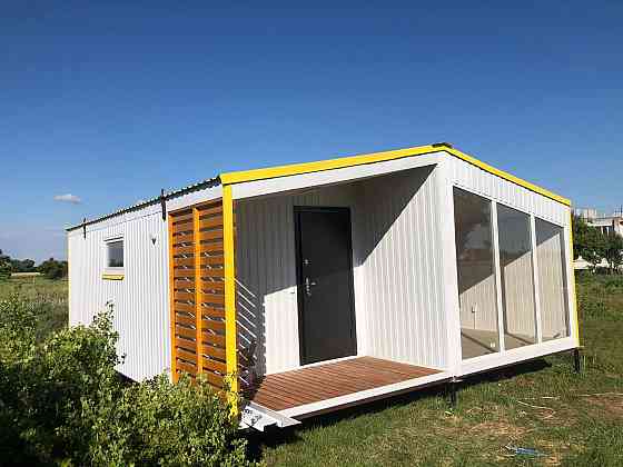 Дачный дом белый с желыми ставками 7х6х2.9 Донецк