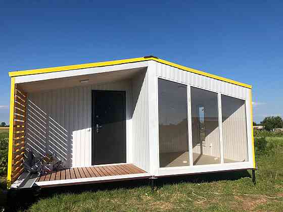 Дачный дом белый с желыми ставками 7х6х2.9 Донецк