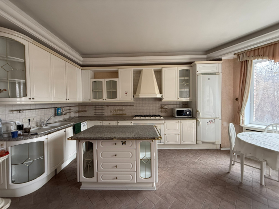 Продажа просторной 3х комнатной квартиры в центре города Донецк