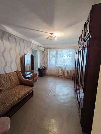 возле 114 школы на Тихом.. недорого трехкомнатная Донецк