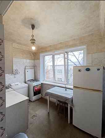 возле 114 школы на Тихом.. недорого трехкомнатная Донецк