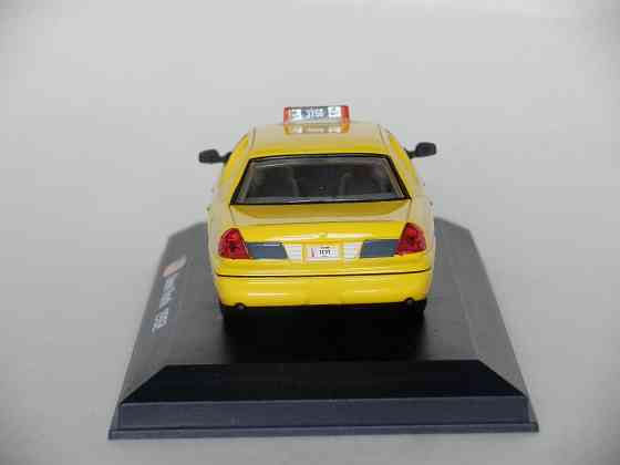 Ford Crown Victoria (2000) - AMERCOM - масштаб меньше, чем 1/43 Донецк