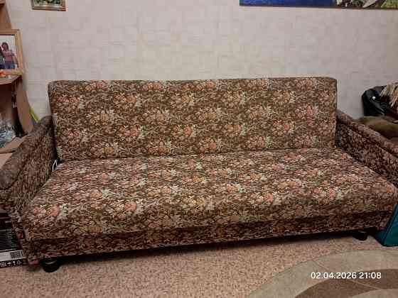 Отдам диван книжку б/у Донецк