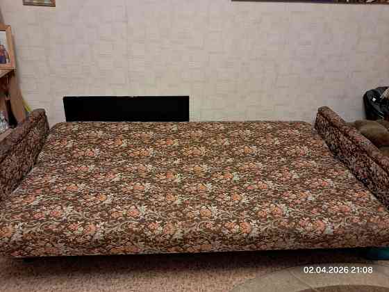 Отдам диван книжку б/у Донецк