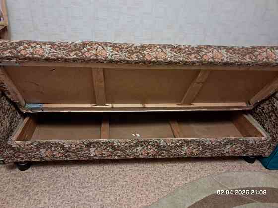 Отдам диван книжку б/у Донецк