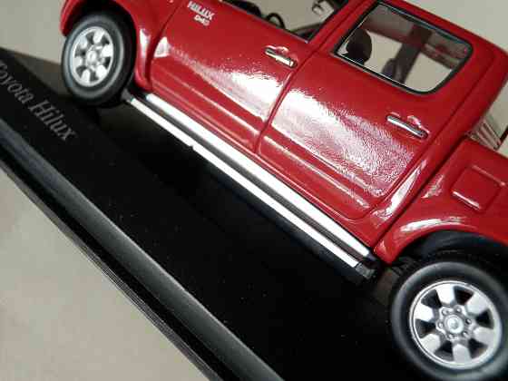 Toyota Hilux - MINICHAMPS - 1/43 (нет эмблемы на радиаторе, шагрень на дверях) Донецк