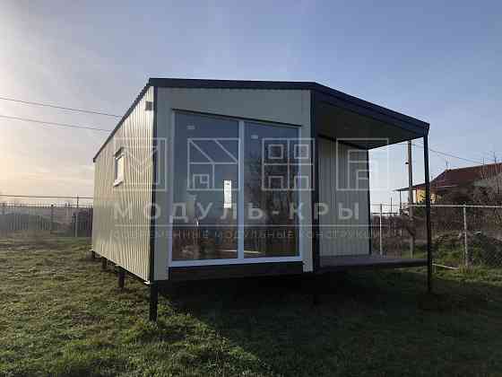 Бежевый дачный домик с террасой. Донецк