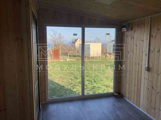 Бежевый дачный домик с террасой. Донецк