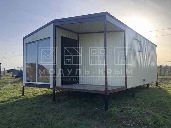 Бежевый дачный домик с террасой. Донецк