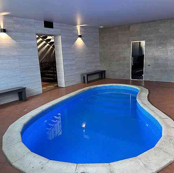 Сдам шикарный 2х этажный дом посуточно в самом центре. Баня, бассейн, хаммам. Киевский район Донецк