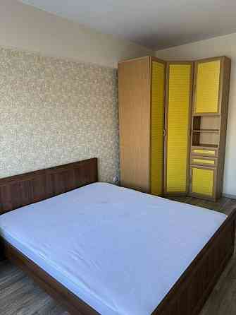 Квартира расположена в Ленинском районе Донецка, возле школы Донецк