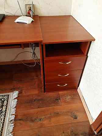Продам компьютерно-письменный стол с тумбой Донецк