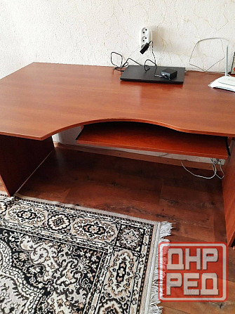 Продам компьютерно-письменный стол с тумбой Донецк - изображение 1