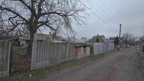 Продам уютный домик с гаражом на хорошем участке земли, правильной формы. Донецк