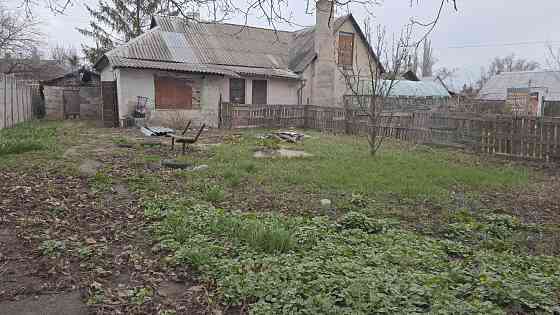 Продам уютный домик с гаражом на хорошем участке земли, правильной формы. Донецк