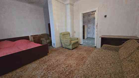 Продам уютный домик с гаражом на хорошем участке земли, правильной формы. Донецк