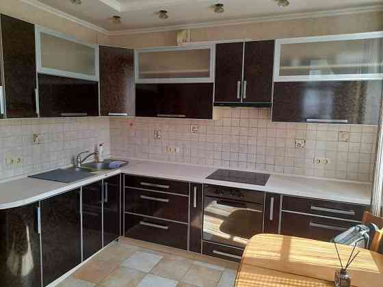 Сдается однокомнатная квартира в Кировском районе.Просторная, комната 21м, кухня 12,большой балкон, Донецк