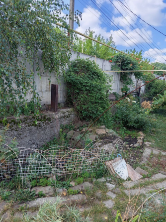 Продаётся отдельно стоящий дом в Калининском районе города Донецк (ориентир парк Роща). Донецк