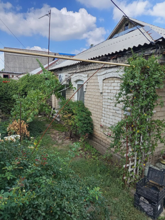 Продаётся отдельно стоящий дом в Калининском районе города Донецк (ориентир парк Роща). Донецк