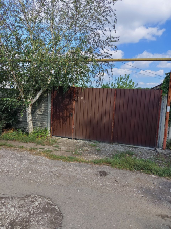 Продаётся отдельно стоящий дом в Калининском районе города Донецк (ориентир парк Роща). Донецк